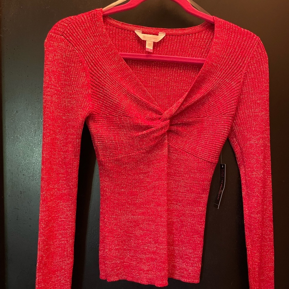NWT Women’s size XS Sweater.  Red & Gold​